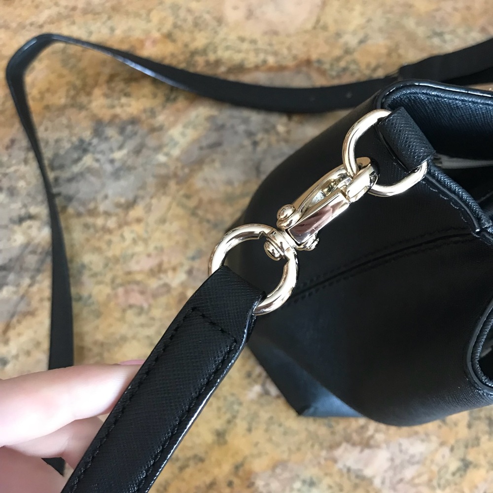 ❤️ OPEN TO OFFERS❤️Black and gold Kate spade purse - Picture 3 of 8